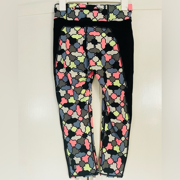 Sweaty Betty London | Tile Print Mesh Cropped Leggings - Picture 3 of 8
